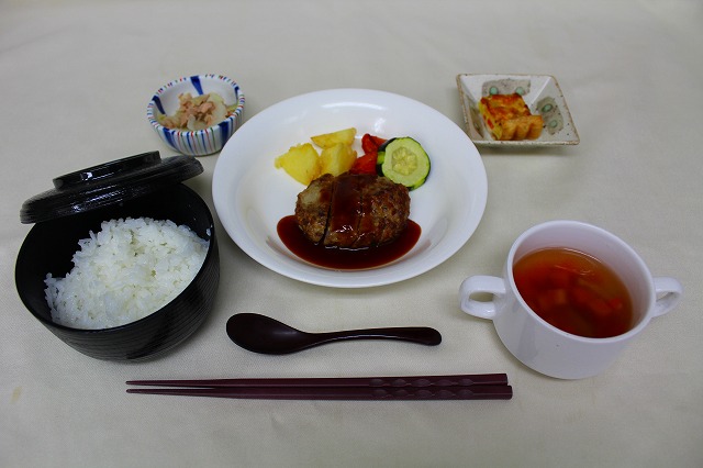 Ａ定食「赤魚の洋風照り焼き」Ｂ定食「粗挽き肉のハンバーグ」