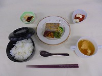 A定食「太刀魚とすだちの洋風グリル」B定食「鶏肉と大根のこんがり炒め」