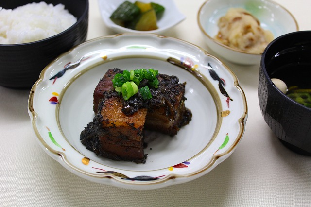 豚バラ肉の黒ごま煮