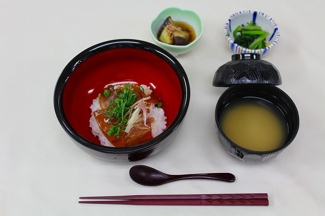 鮪の漬け丼