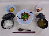 A定食「スズキのポアレ」B定食「チキチキごぼう」