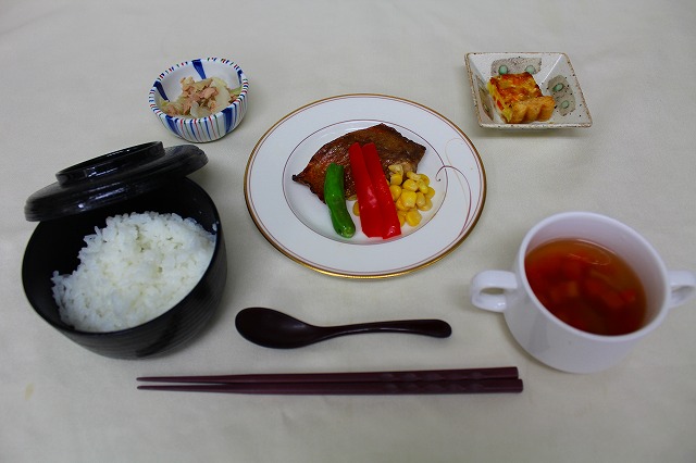 Ａ定食「赤魚の洋風照り焼き」Ｂ定食「粗挽き肉のハンバーグ」