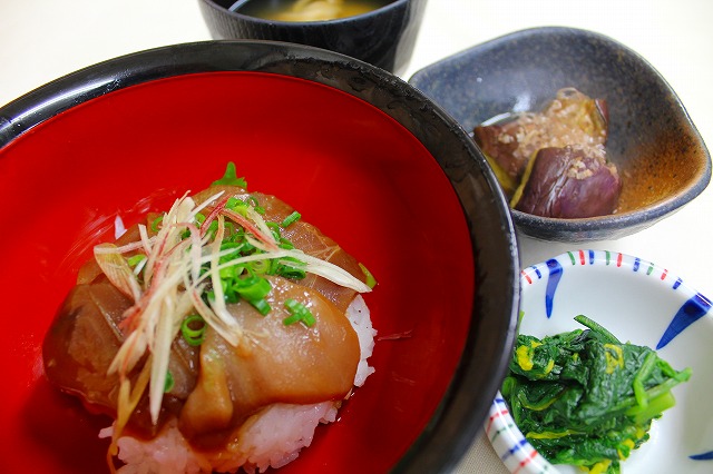 鮪の漬け丼