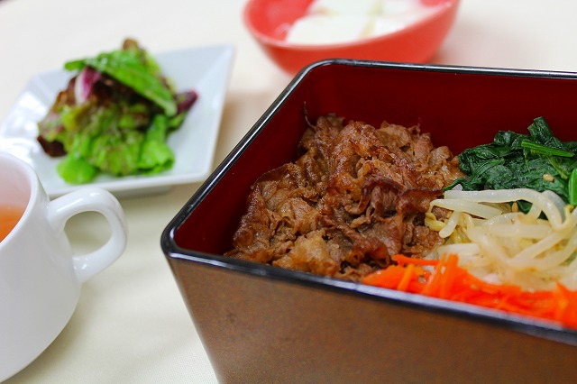 牛肉と彩野菜のビビンバ重