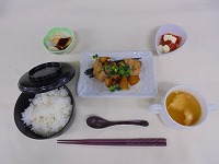 A定食「太刀魚とすだちの洋風グリル」B定食「鶏肉と大根のこんがり炒め」