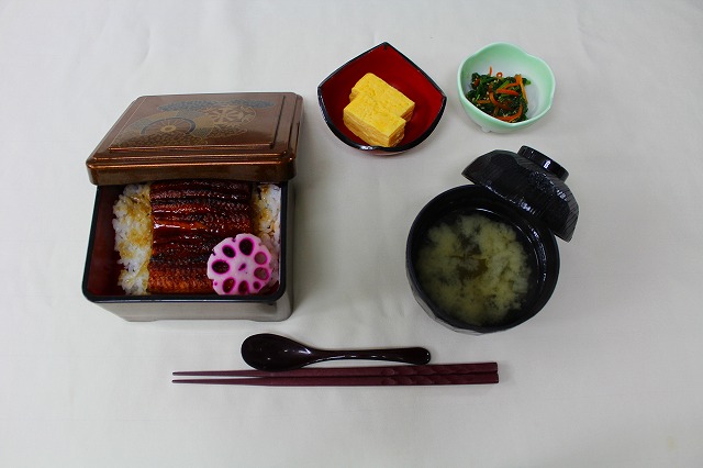 A定食「鰻重」Ｂ定食「刺身盛り合わせ」