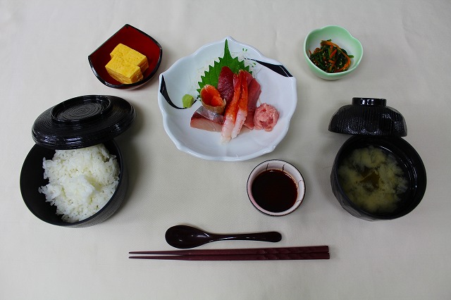 A定食「鰻重」Ｂ定食「刺身盛り合わせ」