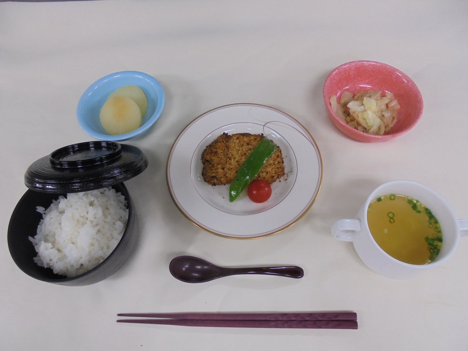 A定食「メカジキの香草パン粉焼き」B定食「牛肉の肉豆腐」