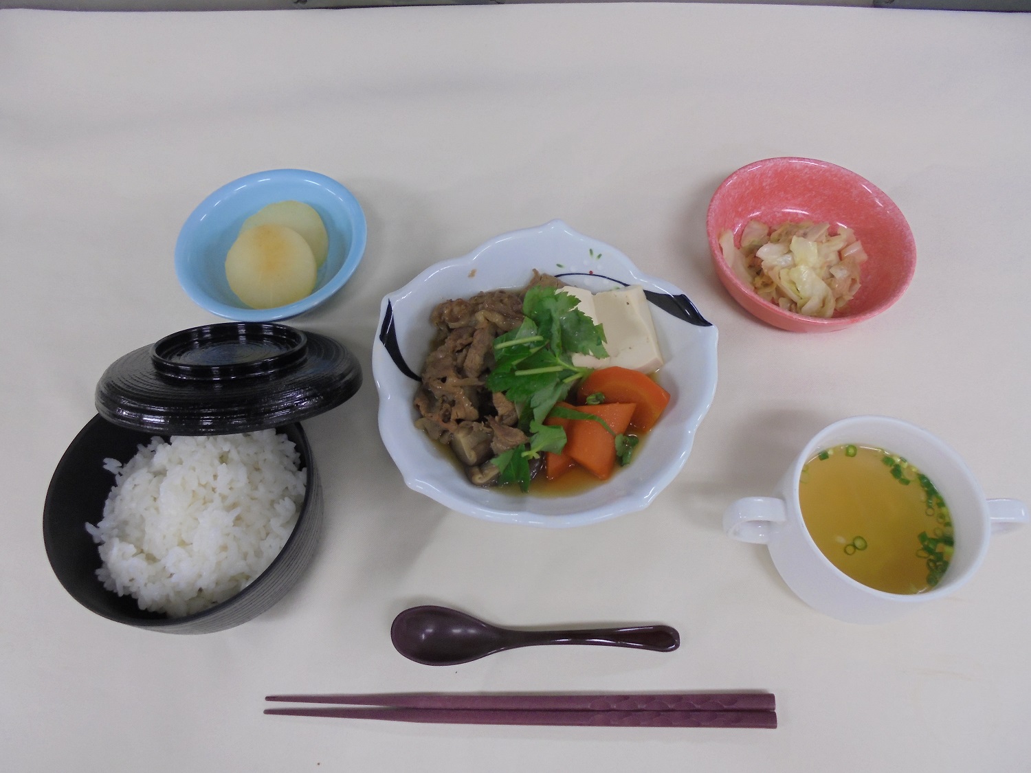 A定食「メカジキの香草パン粉焼き」B定食「牛肉の肉豆腐」