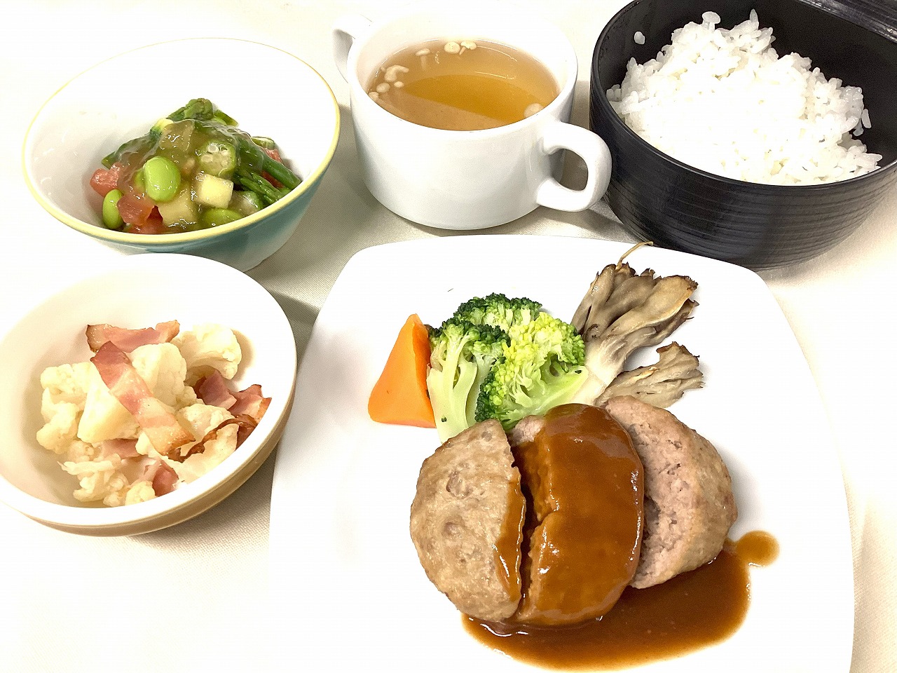 ハンバーグ　デミグラスソース