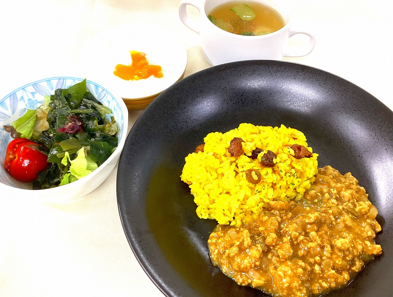 キーマカレー　ターメリックライスを添えて