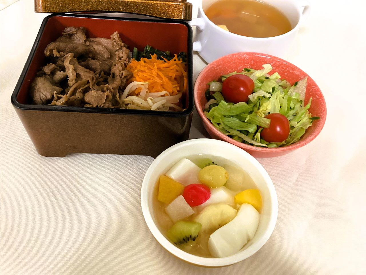 牛肉と彩野菜のビビンバ重