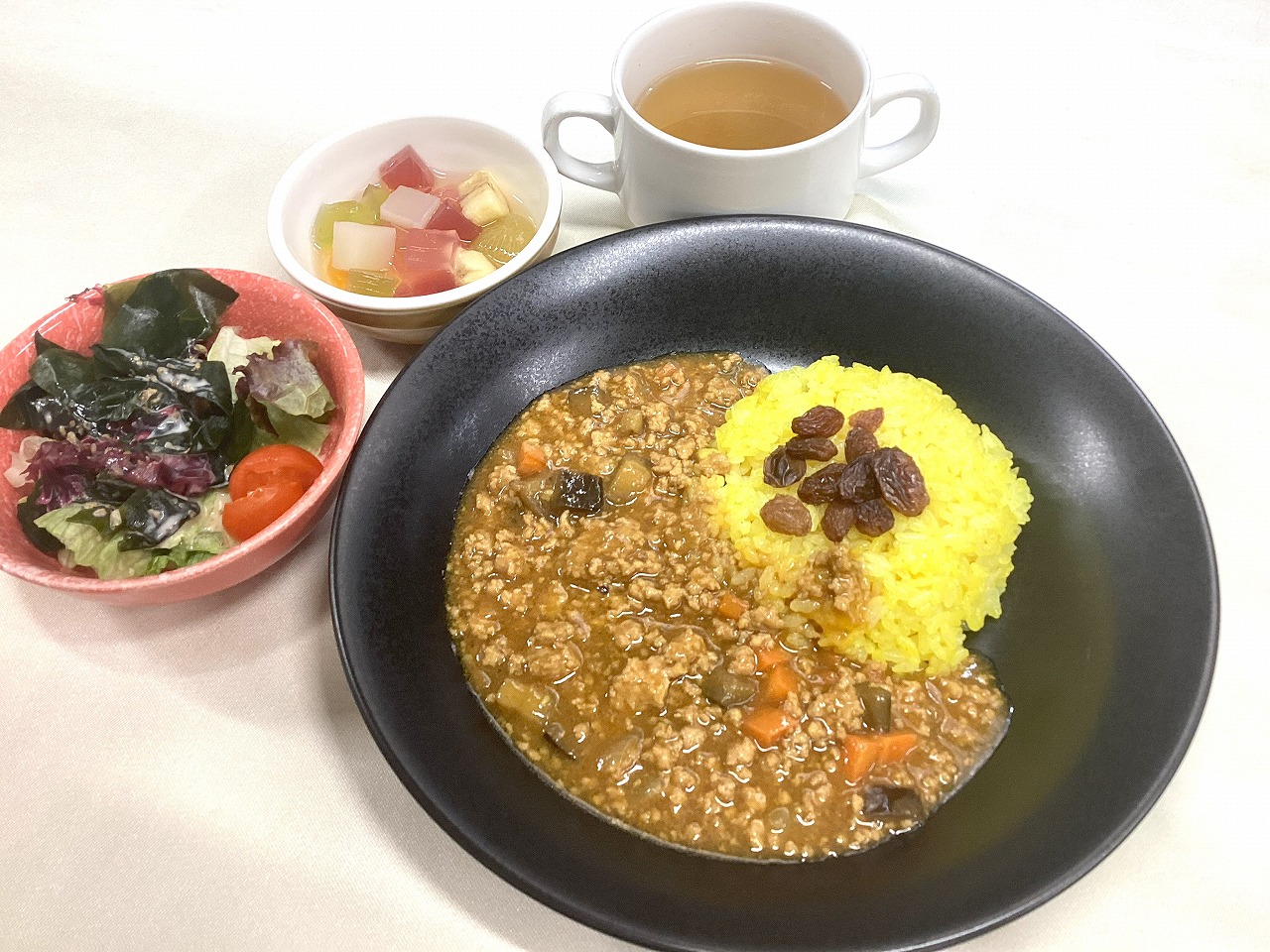 キーマカレー　ターメリックライス添え