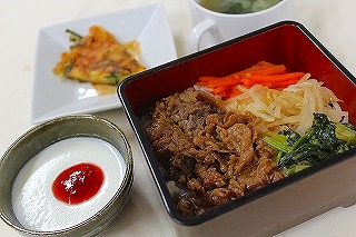 彩野菜と牛肉のビビンバ重