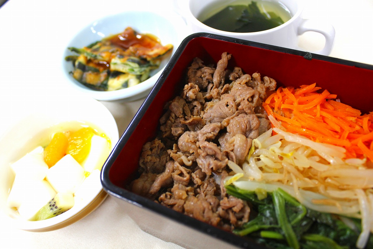 彩野菜と牛肉のビビンバ重