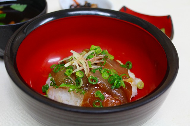 鮪の漬け丼