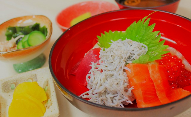 フェア食「釜揚げしらすの海鮮丼」