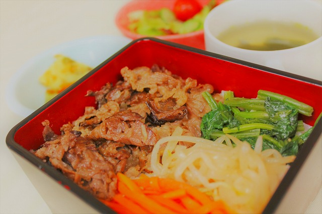 彩野菜と牛肉のビビンバ重