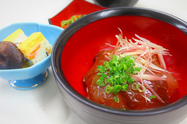 鮪の漬け丼