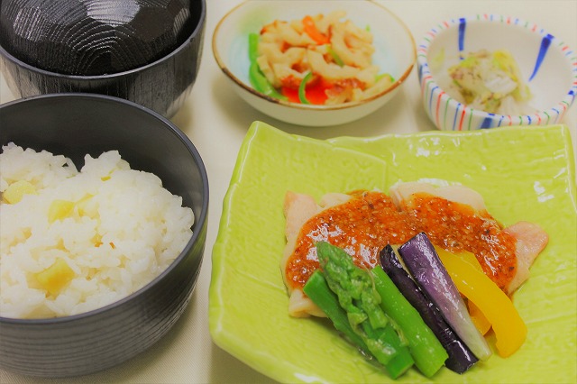 鶏肉の胡麻ダレかけ