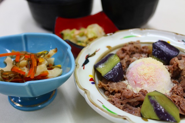 牛肉と茄子の温玉チーズのせ