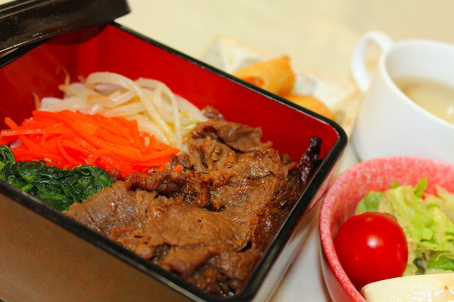 彩野菜と牛肉のビビンバ重