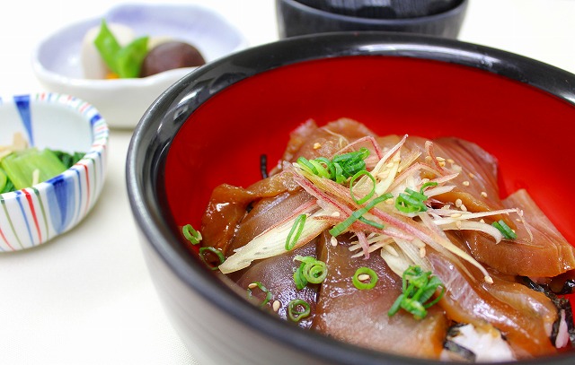 鮪の漬け丼