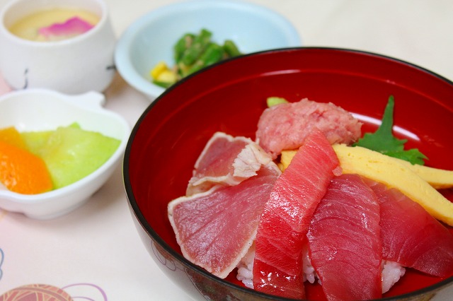 フェア食「鮪三昧丼」