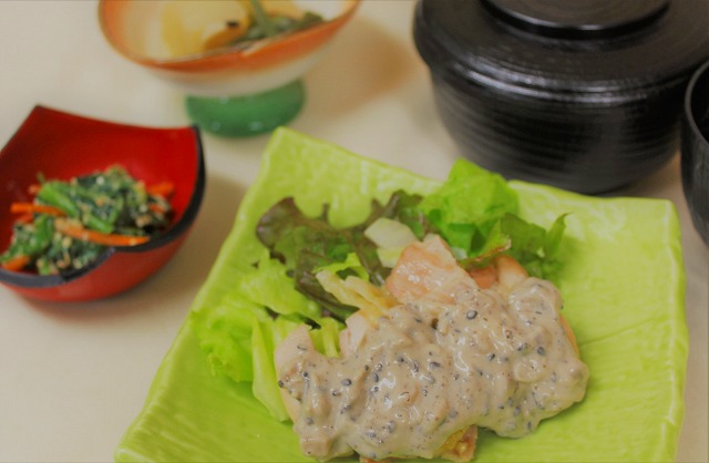 鶏肉の黒胡麻ソース