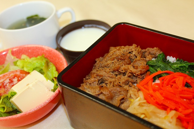 彩野菜と牛肉のビビンバ重