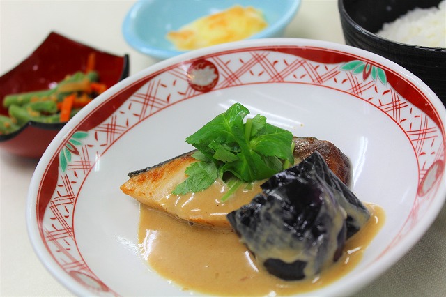 勘八と焼き茄子胡麻だれ