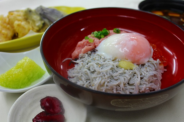 フェア食「釜揚げしらすの三色丼」