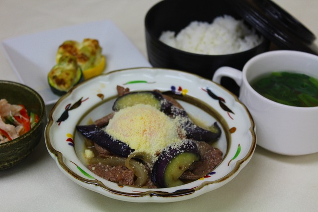 牛肉と茄子の温玉チーズのせ