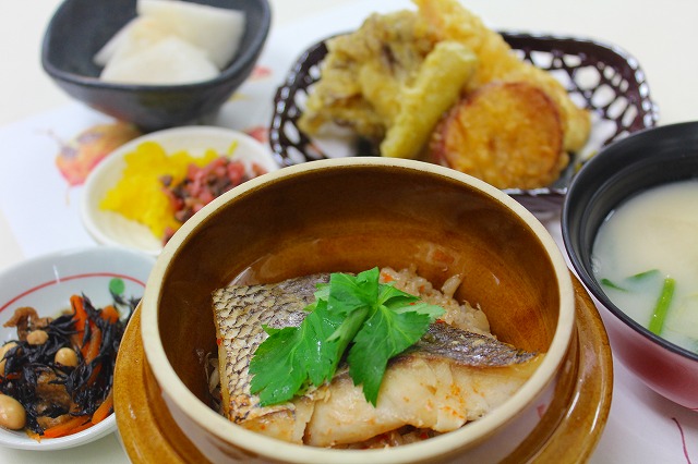 フェア食「鯛の釜めし」