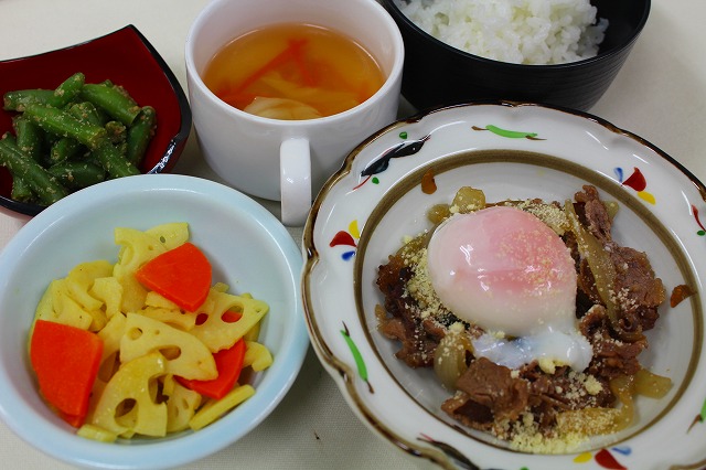 牛肉と茄子の温玉チーズのせ