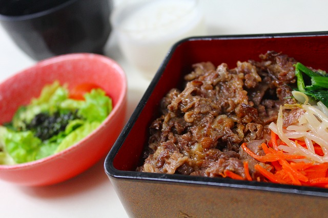 彩野菜と牛肉のビビンバ重