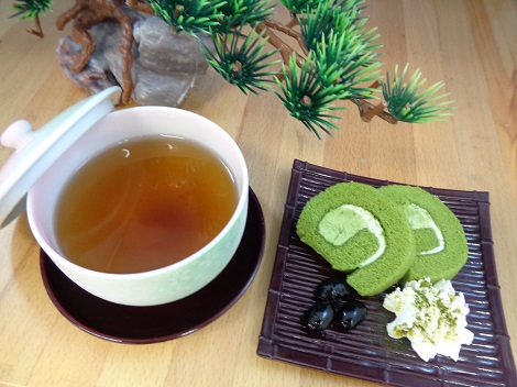 抹茶ロールケーキ