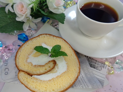 フェアおやつ～ふんわり卵の厚切りロールケーキ～