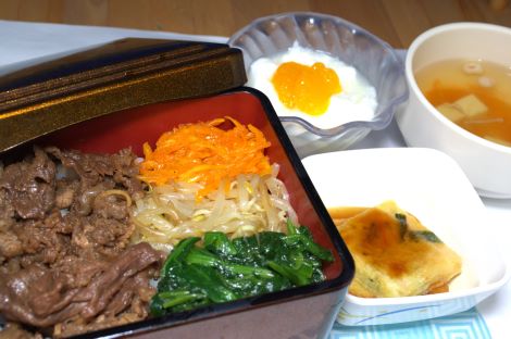 彩り野菜と牛肉のビビンバ重