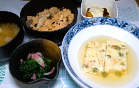 鮭ときのこの炊き込みご飯＆擬製豆腐