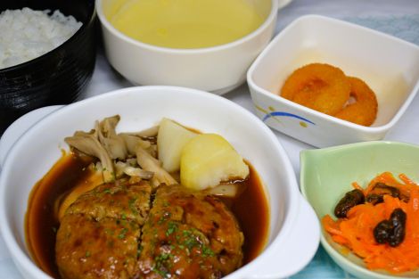 ハンバーグ　デミグラスソース